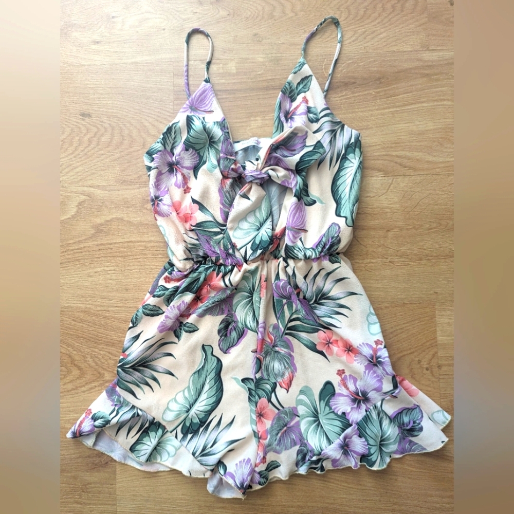 NWOT Hibiscus Key Hole Floral Romper
